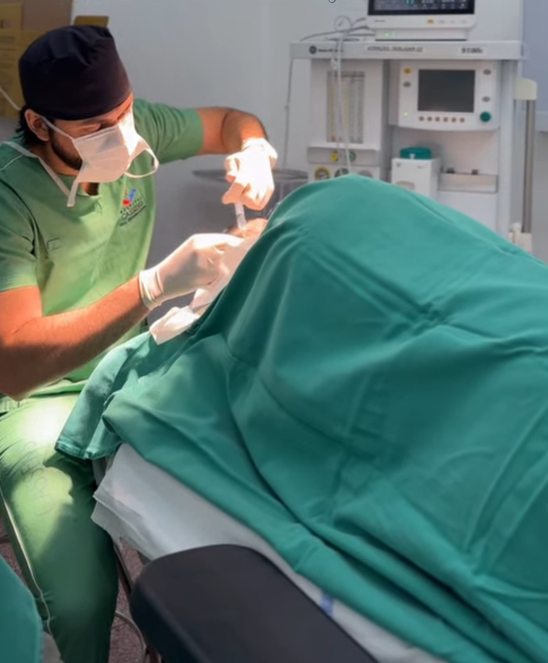 Dr. Bruno Simões realizando um transplante capilar no centro cirúrgico