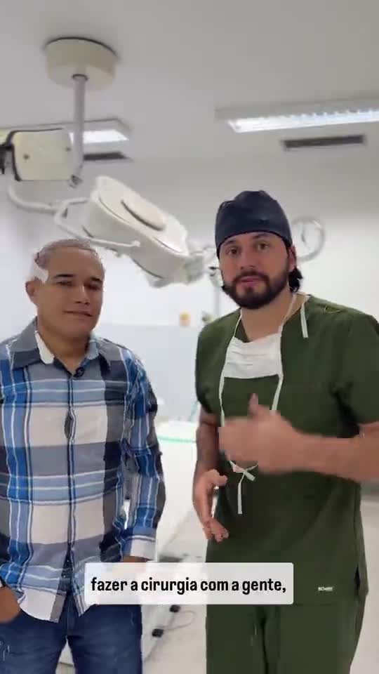 Paciente do Instituto ao lado do Dr. Bruno Simões no centro cirúrgico