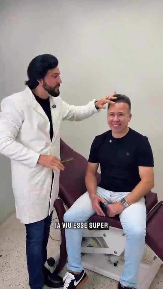 Dr. Bruno Simões avaliando um paciente no consultório