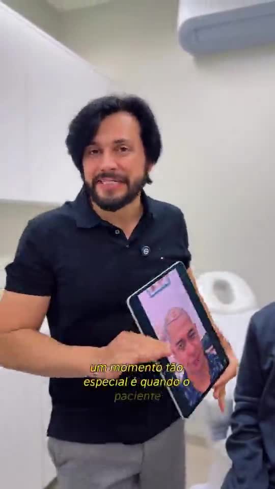 Dr. Bruno Simões mostrando o resultado ao paciente